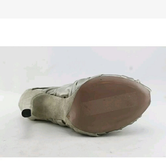 Woman's Heels - Picture 4 of 5